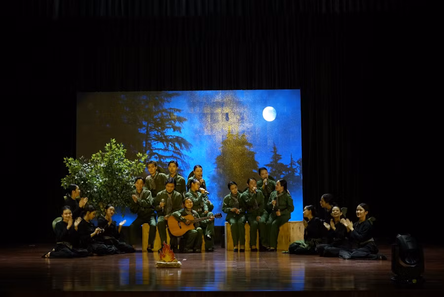 Tiết mục “Những ngôi sao xa” của đội thi Khoa Văn hóa học. Ảnh: Đình Khải