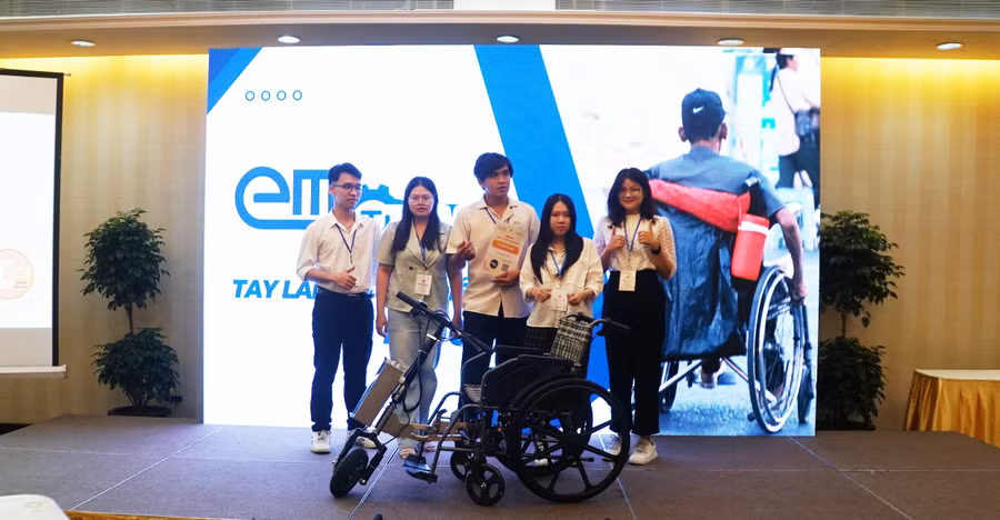 Nhóm EMOTION với sản phẩm của nhóm. Ảnh: Mạnh Tùng