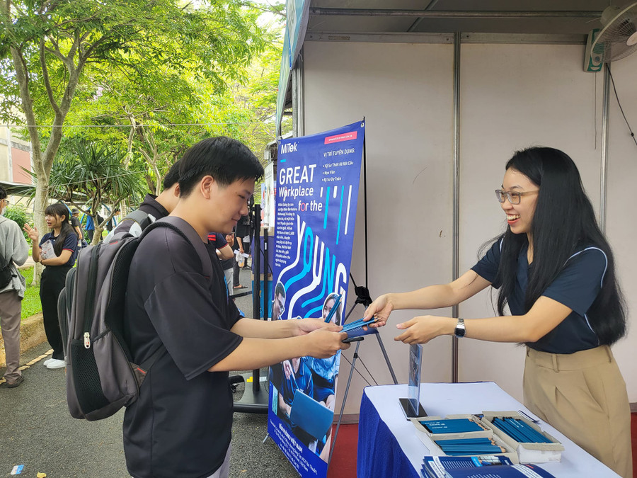 Ngày hội "Sinh viên và Doanh nghiệp" năm 2024 với 25 gian hàng của các doanh nghiệp lớn. Ảnh: BTC Ngày hội "Sinh viên và Doanh nghiệp" năm 2024 với 25 gian hàng của các doanh nghiệp lớn. Ảnh: BTC