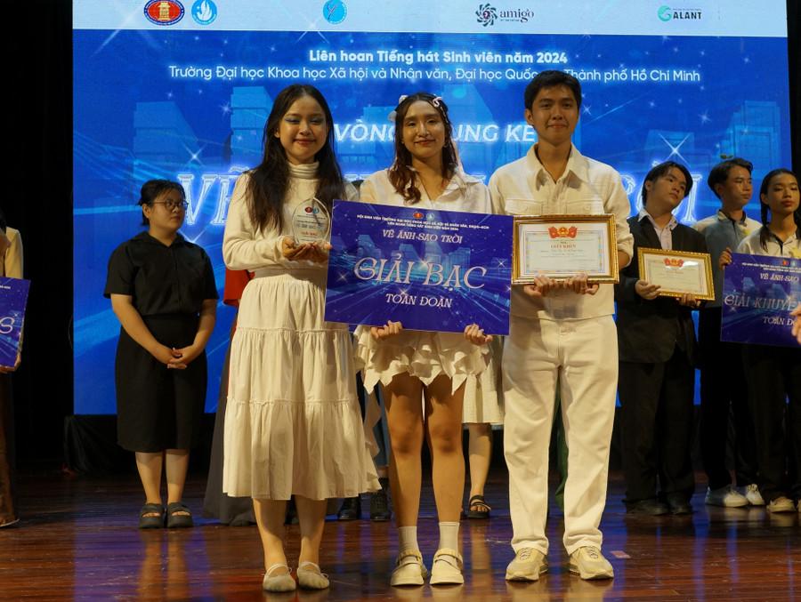 Khoa Báo chí &amp; Truyền thông nhận giải Bạc toàn đoàn Ảnh: Đình Khải