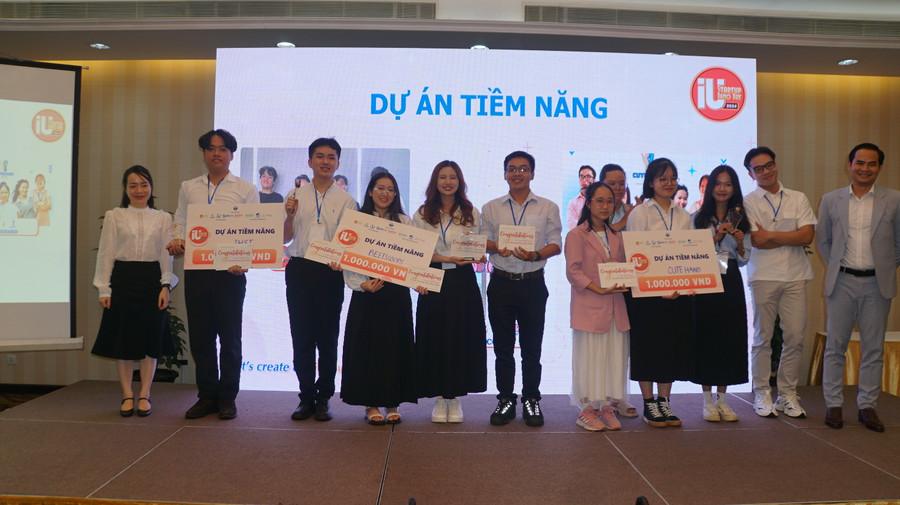 Các đội được trao giải Dự án tiềm năng. Ảnh: Mạnh Tùng Các đội được trao giải Dự án tiềm năng. Ảnh: Mạnh Tùng