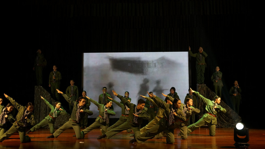 Phần dự thi “Ươm mầm xanh, Vẽ Ánh Sao Trời” của đội thi Khoa Xã hội học. Ảnh: Đình Khải