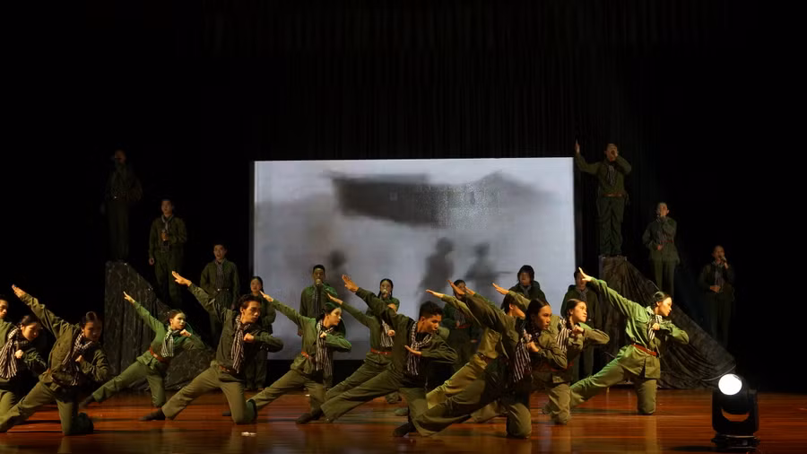 Phần dự thi “Ươm mầm xanh, Vẽ Ánh Sao Trời” của đội thi Khoa Xã hội học. Ảnh: Đình Khải