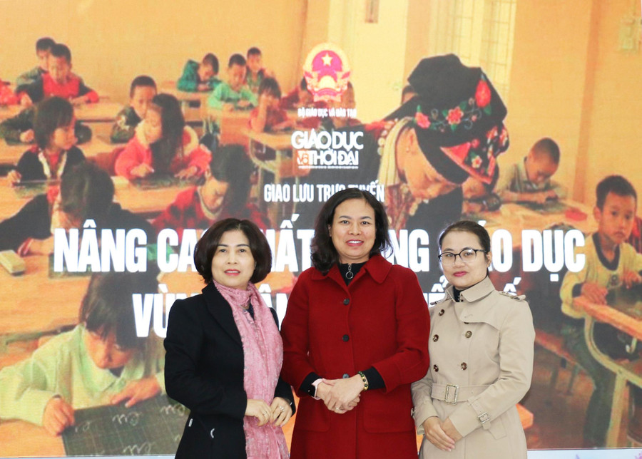 Bà Hà Thị Khánh Vân (bên trái), cô Nguyễn Minh Thu (đứng giữa) cùng PV báo Giáo dục và Thời đại tại điểm cầu Lạng Sơn. Bà Hà Thị Khánh Vân (bên trái), cô Nguyễn Minh Thu (đứng giữa) cùng PV báo Giáo dục và Thời đại tại điểm cầu Lạng Sơn.