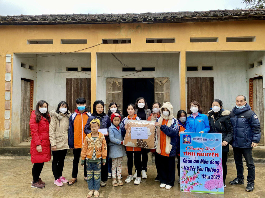 Giáo viên Trường THPT Cao Lộc đến thăm nhà của học sinh khó khăn. Giáo viên Trường THPT Cao Lộc đến thăm nhà của học sinh khó khăn.