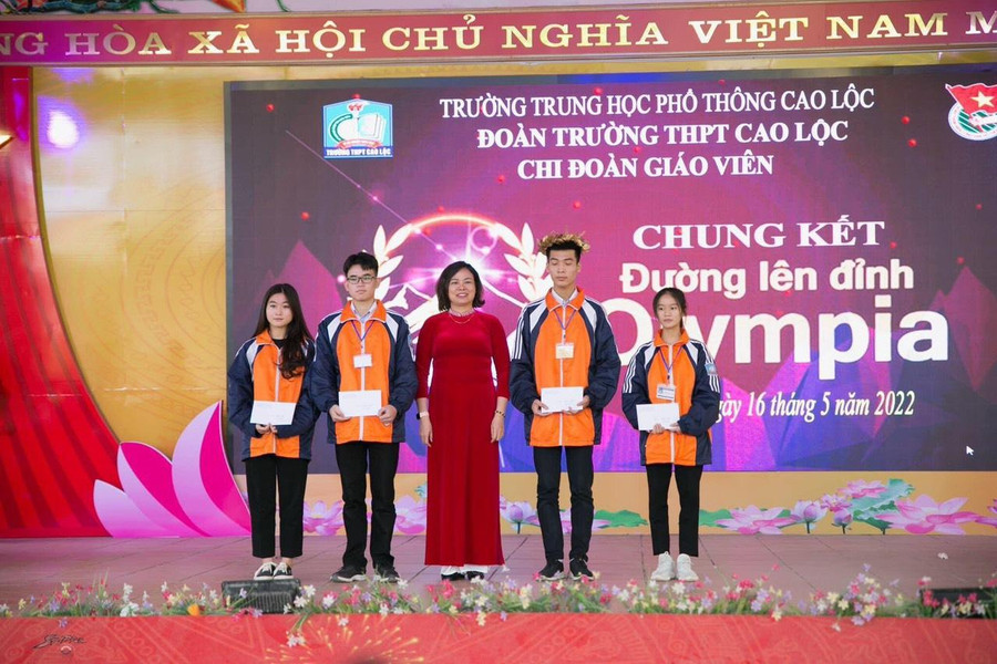 Trường THPT Cao Lộc tổ chức cuộc thi "Đường lên đỉnh Olympia" cho học sinh. Trường THPT Cao Lộc tổ chức cuộc thi "Đường lên đỉnh Olympia" cho học sinh.