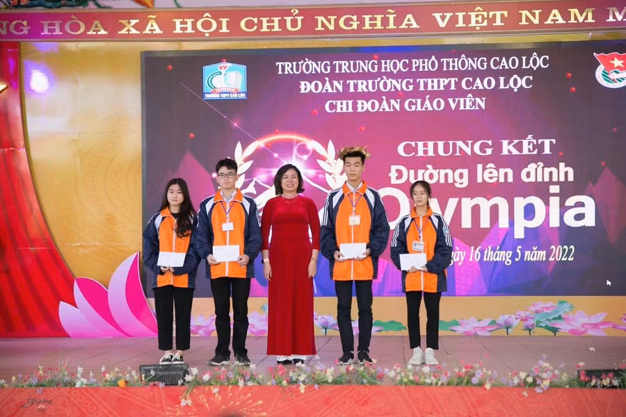 Trường THPT Cao Lộc tổ chức cuộc thi "Đường lên đỉnh Olympia" cho học sinh.