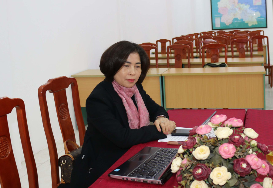 Bà Hà Thị Khánh Vân giao lưu cùng độc giả Báo Giáo dục và Thời đại từ điểm cầu Lạng Sơn. Bà Hà Thị Khánh Vân giao lưu cùng độc giả Báo Giáo dục và Thời đại từ điểm cầu Lạng Sơn.