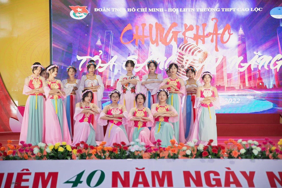 Biểu diễn văn nghệ của học sinh trường THTP Cao Lộc. Biểu diễn văn nghệ của học sinh trường THTP Cao Lộc.