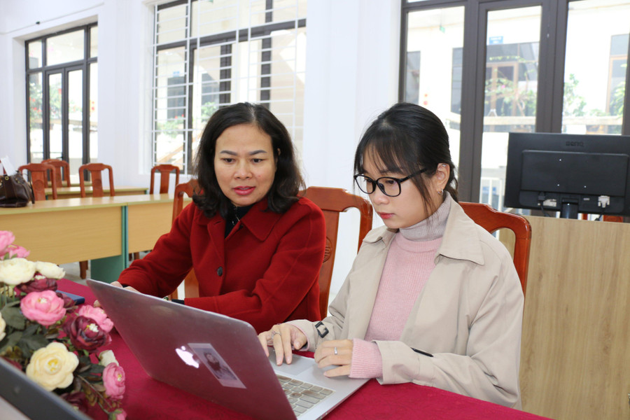 Cô Nguyễn Minh Thu (bên trái) trả lời câu hỏi của độc giả Báo Giáo dục và Thời đại trong buổi GLTT. Cô Nguyễn Minh Thu (bên trái) trả lời câu hỏi của độc giả Báo Giáo dục và Thời đại trong buổi GLTT.