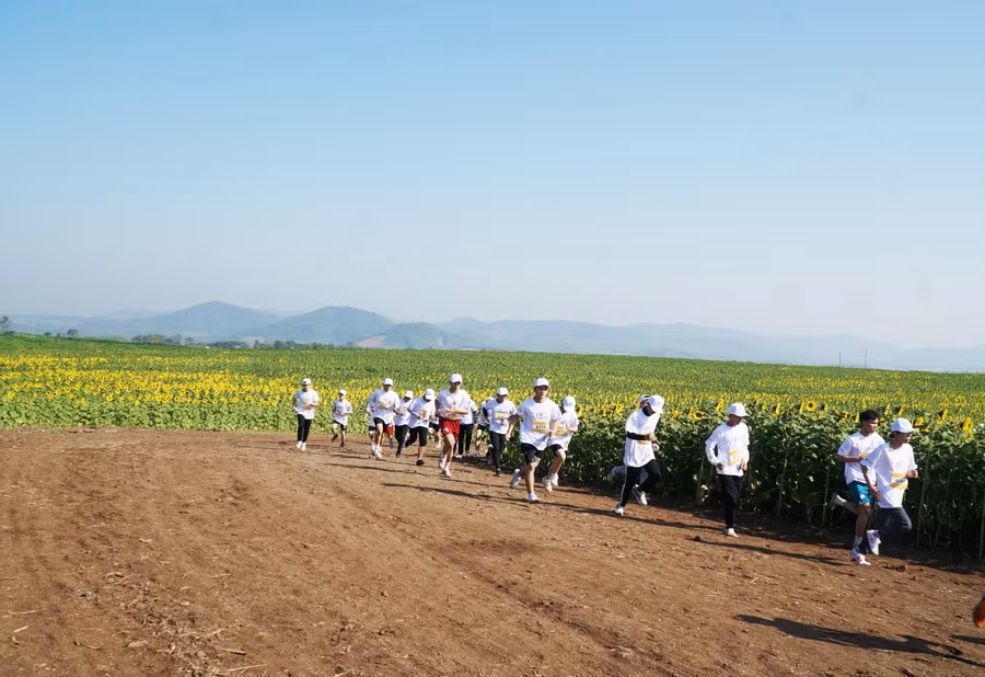 Giải chạy được tổ chức tại đồi hoa hướng dương ngoài tạo ra trải nghiệm đẹp cho vận động viên, còn mang ý nghĩa về nỗ lực vươn lên đạt những giá trị tốt đẹp trong học tập, cuộc sống như những bông hoa luôn hướng về mặt trời.