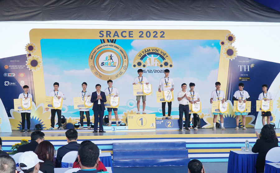 Ban tổ chức trao giải cho 10 cá nhân nam học sinh THPT chạy cự ly 3km.