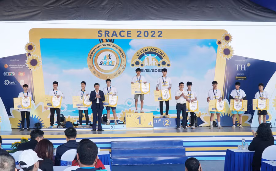 Ban tổ chức trao giải cho 10 cá nhân nam học sinh THPT chạy cự ly 3km.