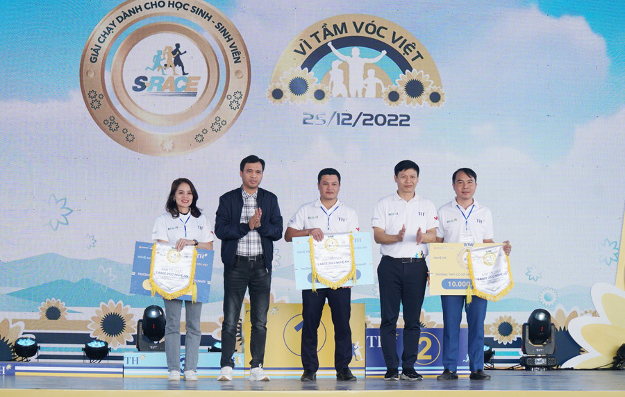 Ban tổ chức trao cờ lưu niệm cho 3 đơn vị đại diện cho 3 cấp học có số lượng vận động viên tham gia nhiều nhất gồm Trường THCS Lâm Sơn, Trường THPT 1.5 (huyện Nghĩa Đàn) và Trường ĐH Vinh.