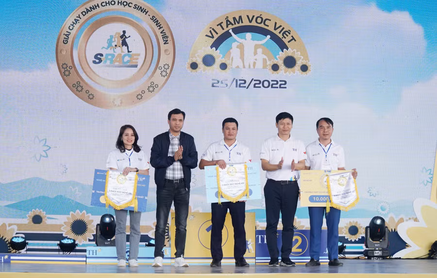 Ban tổ chức trao cờ lưu niệm cho 3 đơn vị đại diện cho 3 cấp học có số lượng vận động viên tham gia nhiều nhất gồm Trường THCS Lâm Sơn, Trường THPT 1.5 (huyện Nghĩa Đàn) và Trường ĐH Vinh.