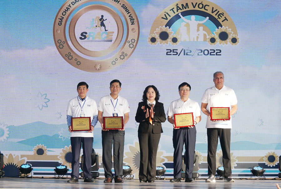 Thứ trưởng Ngô Thị Minh trao kỷ niệm chương cho các đơn vị phối hợp tổ chức S-Race 2022 tại Nghệ An gồm UBND tỉnh Nghệ An, Sở GD&amp;ĐT Nghệ An, UBND huyện Nghĩa Đàn và Tập đoàn TH.