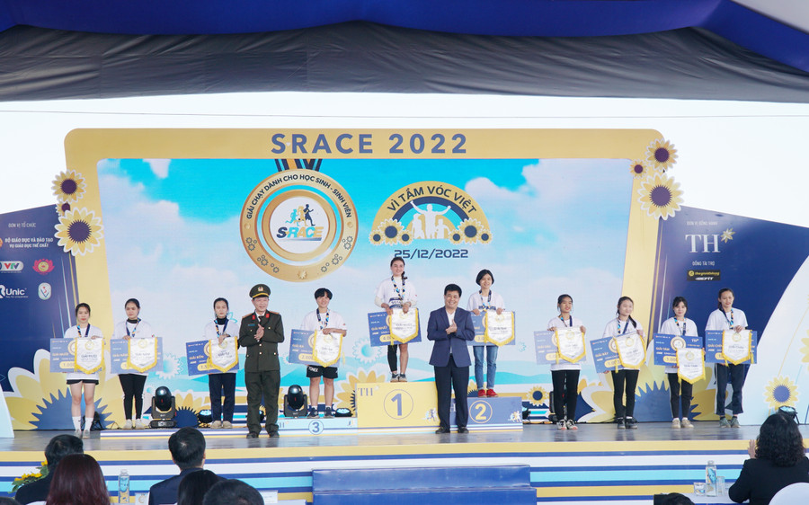 Đại diện Công an tỉnh Nghệ An và Bộ GD&amp;ĐT trao giải thưởng cho 10 cá nhân là nữ sinh viên.