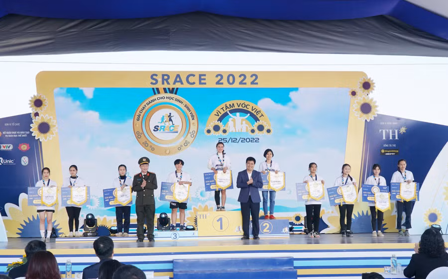 Đại diện Công an tỉnh Nghệ An và Bộ GD&amp;ĐT trao giải thưởng cho 10 cá nhân là nữ sinh viên.