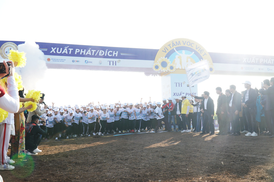 Ông Bùi Đình Long - Phó Chủ tịch UBND tỉnh Nghệ An phất cờ phát động lượt chạy phong trào do các thầy cô giáo trên địa bàn huyện Nghĩa Đàn tham gia.