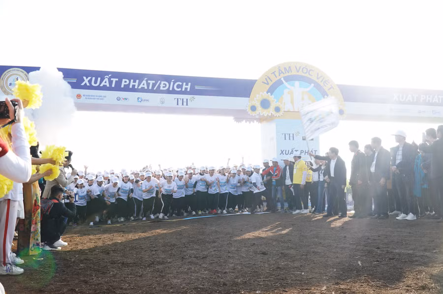 Ông Bùi Đình Long - Phó Chủ tịch UBND tỉnh Nghệ An phất cờ phát động lượt chạy phong trào do các thầy cô giáo trên địa bàn huyện Nghĩa Đàn tham gia.