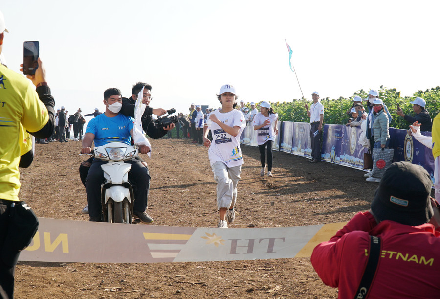 Bước chân về đích của một vận động viên là nữ học sinh THCS.