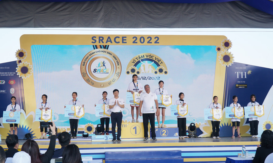 Ban tổ chức trao giải cho 10 nữ sinh THCS về đích sớm tại giải chạy.