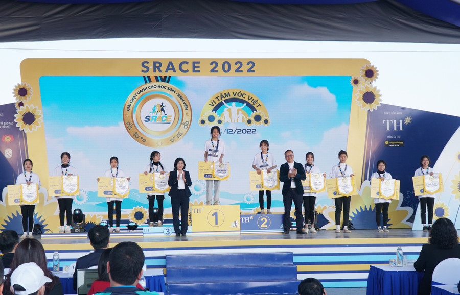 Trao 10 giải cá nhân cho nữ học sinh THPT với cự ly 1,5km.