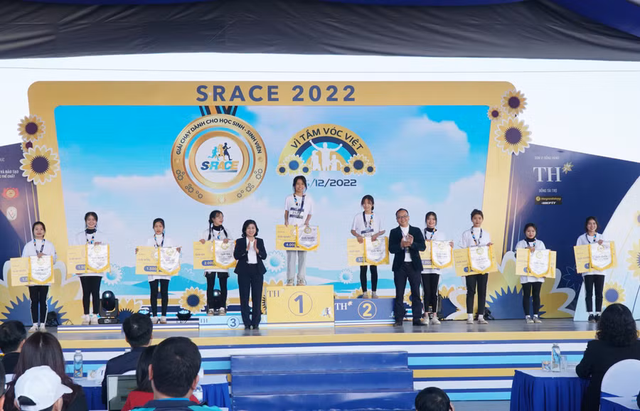 Trao 10 giải cá nhân cho nữ học sinh THPT với cự ly 1,5km.