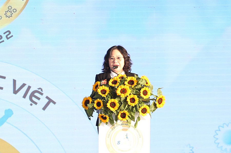 Thứ trưởng Bộ GD&amp;ĐT Ngô Thị Minh phát biểu tại lễ phát động giải chạy S-Race 2022 tại Nghệ An.