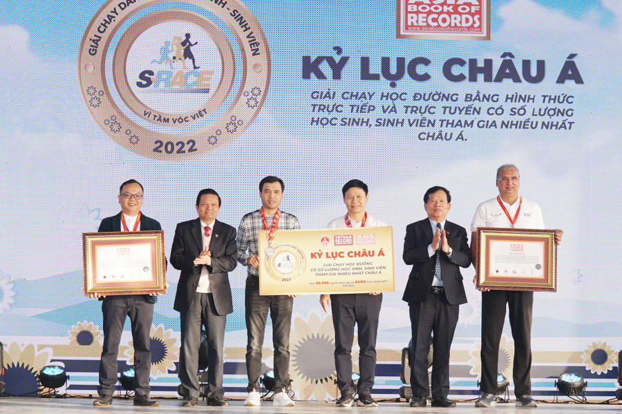 Trao kỷ lục Việt Nam và kỷ lục Châu Á cho &quot;S-Race 2022&quot; là giải chạy học đường có số lượng học sinh, sinh viên tham gia nhiều nhất.