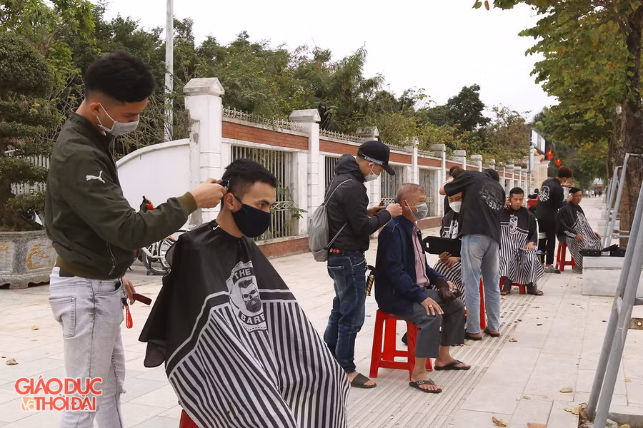 Nhóm bạn trẻ gần 20 người cắt tóc miễn phí trên đường Hồ Tùng Mậu.