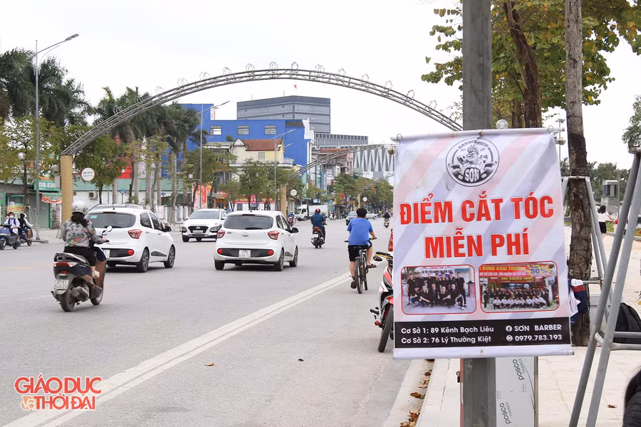 Điểm cắt tóc miễn phí trên đường Hồ Tùng Mậu.