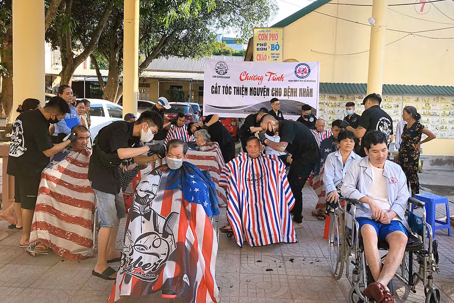 Anh Sơn cùng nhân viên đến cắt tóc miễn phí cho bệnh nhân Bệnh viện Y học cổ truyền Nghệ An.