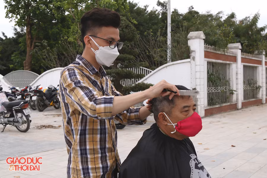 Những người đến đây cắt tóc chủ yếu là có hoàn cảnh khó khăn