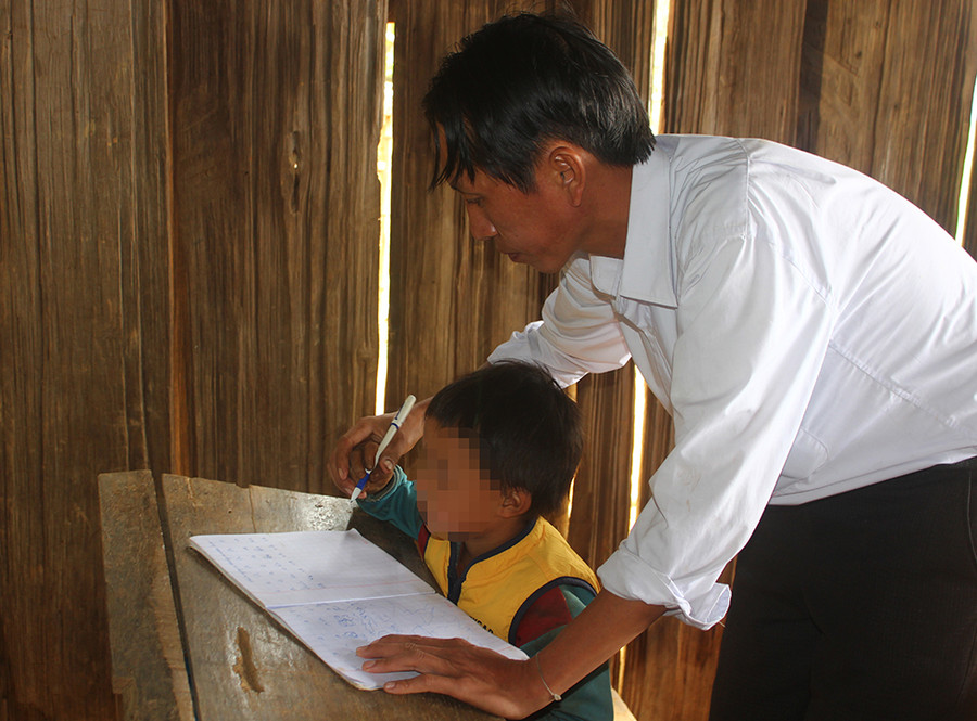 Ngoài dạy học, Thò Pạ Sáu còn dạy chữ Mông cho các em học sinh ở trường Ngoài dạy học, Thò Pạ Sáu còn dạy chữ Mông cho các em học sinh ở trường