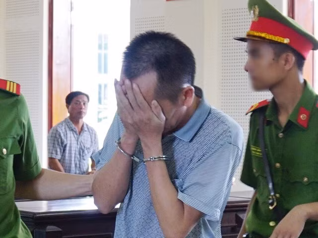 Nhận mức án tử hình, Thò Pạ Sáu ôm mặt khóc