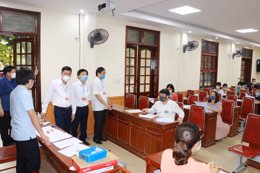 Kiểm tra công tác chấm thi môn chuyên tại Trường THPT chuyên Phan Bội Châu.