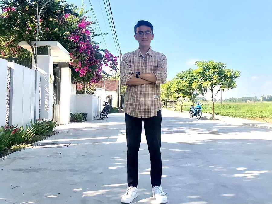 Mất phương hướng sau khi ra quân, Hàn Bá Danh (nguyên học sinh Trường THPT Nguyễn Duy Trinh, huyện Nghi Lộc, Nghệ An) quyết tâm ôn thi lại.