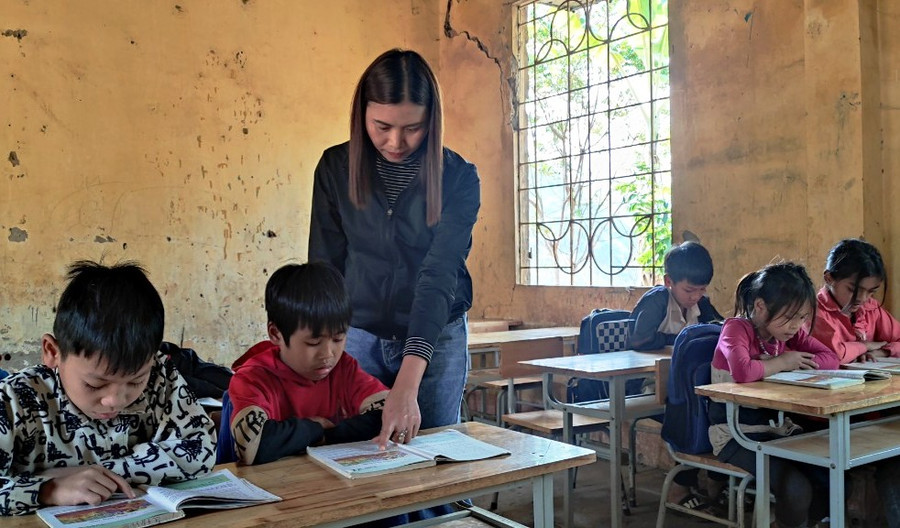 Cô giáo và học sinh ở trong phòng học mất an toàn, tính mạng đang bị đe dọa. Ảnh: Thế Lượng Cô giáo và học sinh ở trong phòng học mất an toàn, tính mạng đang bị đe dọa. Ảnh: Thế Lượng