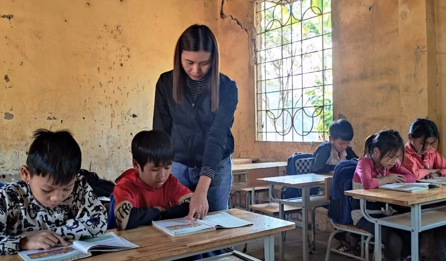 Cô giáo và học sinh ở trong phòng học mất an toàn, tính mạng đang bị đe dọa. Ảnh: Thế Lượng