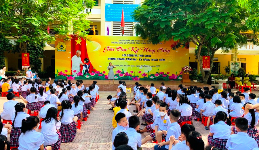 Hàng nghìn học sinh Trường Tiểu học Minh Khai 1 (TP Thanh Hóa) được tham gia buổi ngoại khóa về phòng tránh xâm hại, kỹ năng thoát hiểm. Ảnh: Nhà trường cung cấp. Hàng nghìn học sinh Trường Tiểu học Minh Khai 1 (TP Thanh Hóa) được tham gia buổi ngoại khóa về phòng tránh xâm hại, kỹ năng thoát hiểm. Ảnh: Nhà trường cung cấp.