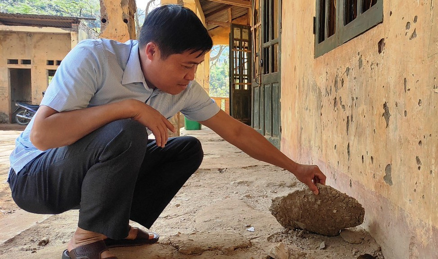 Hệ thống nền hè của dãy nhà đã hư hỏng nghiêm trọng. Ảnh: Thế Lượng. Hệ thống nền hè của dãy nhà đã hư hỏng nghiêm trọng. Ảnh: Thế Lượng.