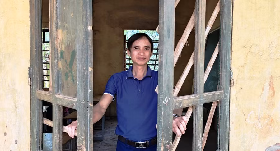 Cửa chính của phòng học. Ảnh: Thế Lượng.