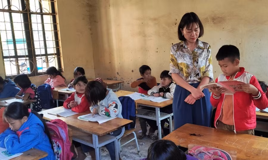 Mặc dù lo nơm nớp, nhưng cô, trò hàng ngày vẫn phải lên lớp để dạy và học. Ảnh: Thế Lượng.