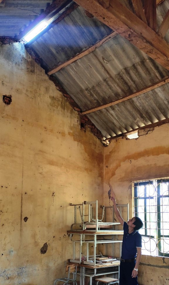 Mái lợp của phòng học nứt toác. Ảnh: Thế Lượng. Mái lợp của phòng học nứt toác. Ảnh: Thế Lượng.