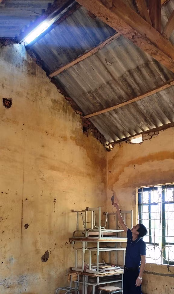 Mái lợp của phòng học nứt toác. Ảnh: Thế Lượng.