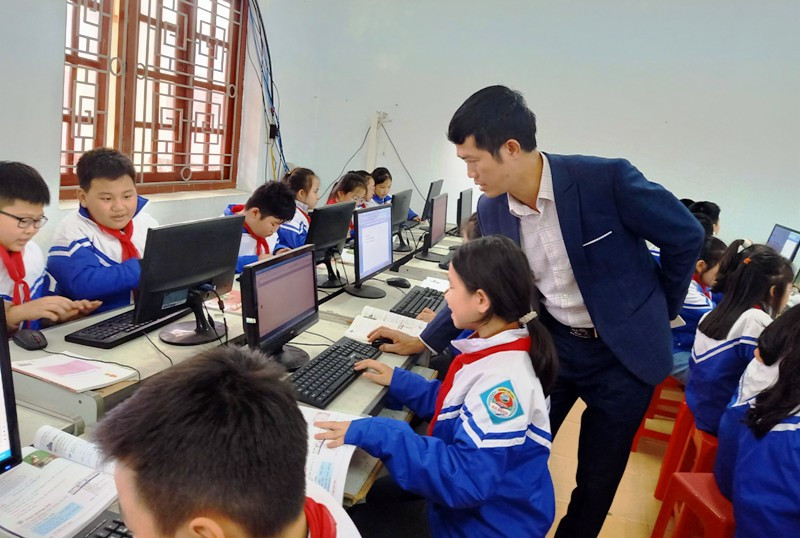 Thầy và trò Trường Tiểu học Ba Đình, phường Ba Đình, thành phố Thanh Hóa trong giờ học môn Tin học. Ảnh: Nhà trường cung cấp. Thầy và trò Trường Tiểu học Ba Đình, phường Ba Đình, thành phố Thanh Hóa trong giờ học môn Tin học. Ảnh: Nhà trường cung cấp.