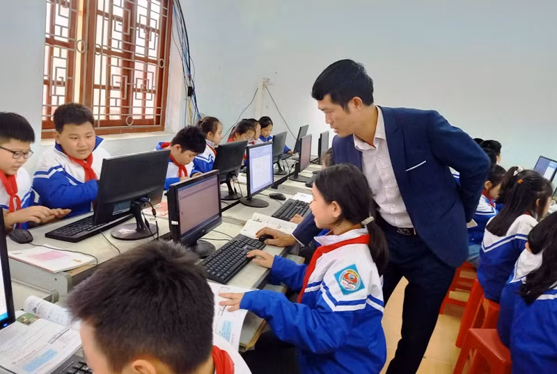 Thầy và trò Trường Tiểu học Ba Đình, phường Ba Đình, thành phố Thanh Hóa trong giờ học môn Tin học. Ảnh: Nhà trường cung cấp.