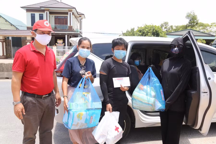 Hội chữ thập đỏ Quảng Bình hỗ trợ, tặng quà cho 2 vợ chồng người Mông quê Nghệ An