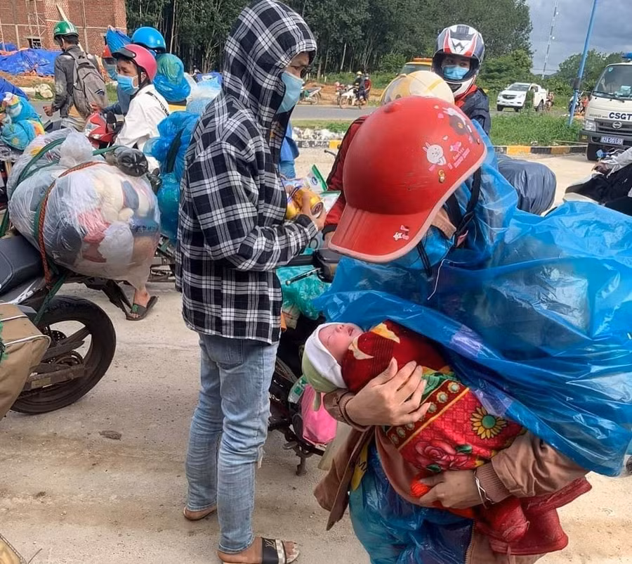 Hình ảnh bé trai chưa được 10 ngày tuổi được bố mẹ bế ngồi xe máy từ Bình Dương vượt hàng nghìn km về quê Nghệ An khiến nhiều người xúc động, lo lắng.